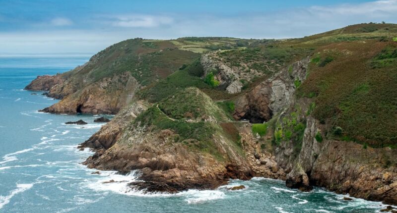 Rugged coastline by Devil's Hole