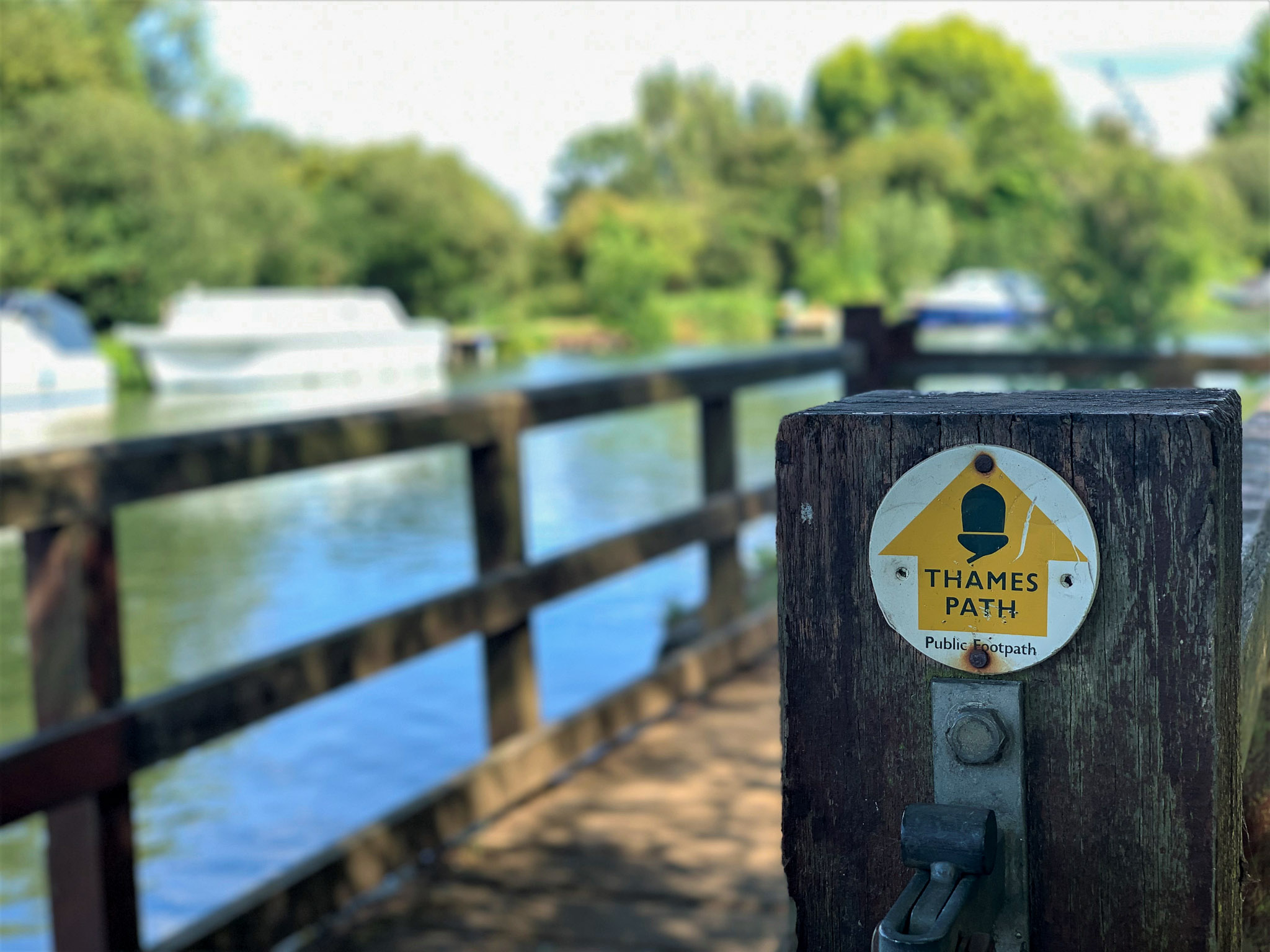 Signpost on the Thames Path