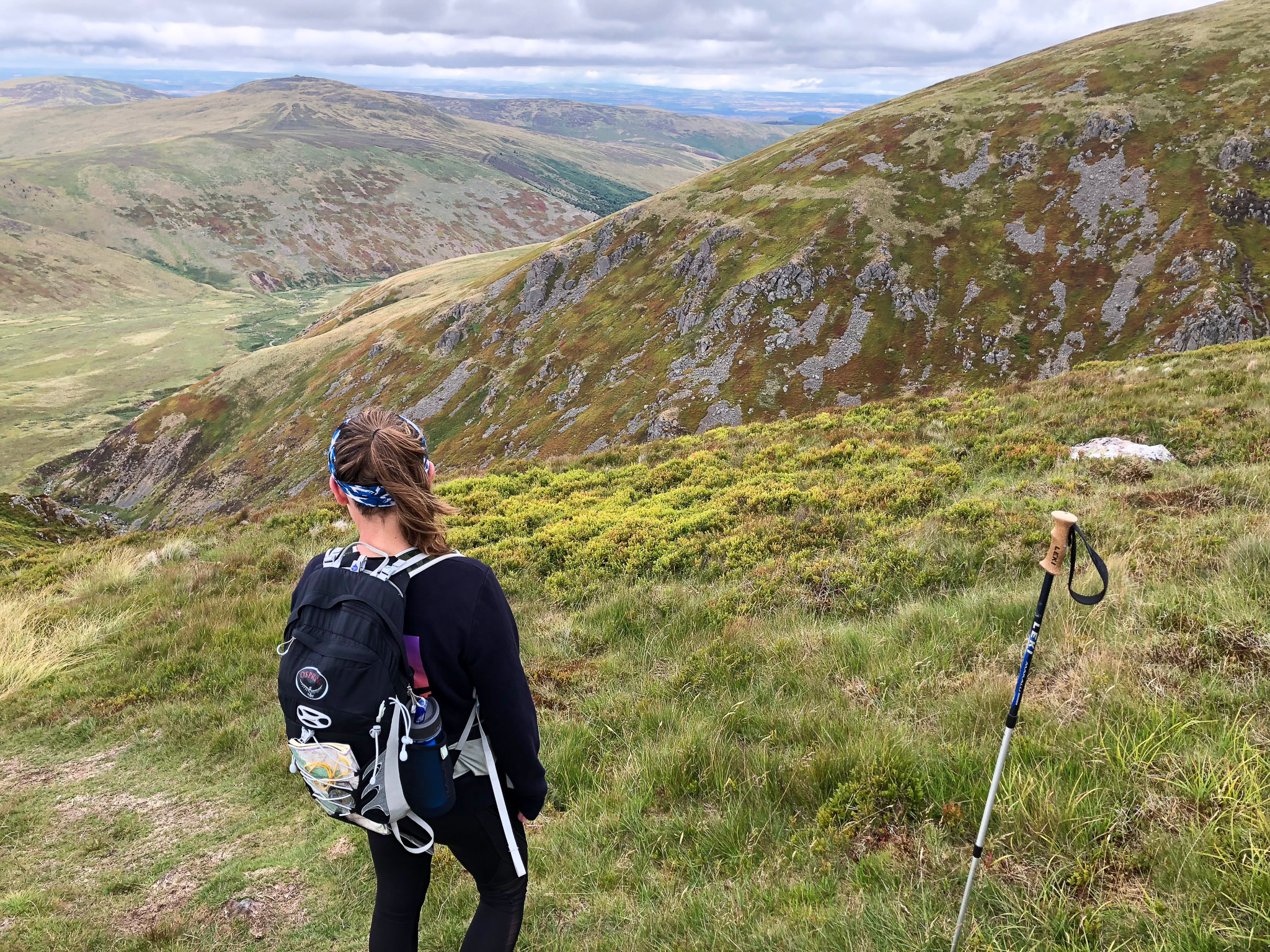 Hiker heading down to the mountain refuge at Auchope Cairn