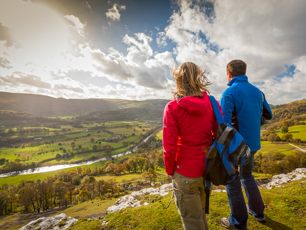 Walkers-on-Offas-Dyke-Path-overlooking-Vale-of-Llangollen