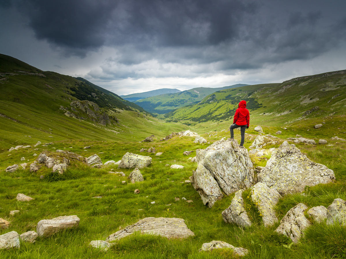 Hiker-looking-into-the-distance-on-the-mountain